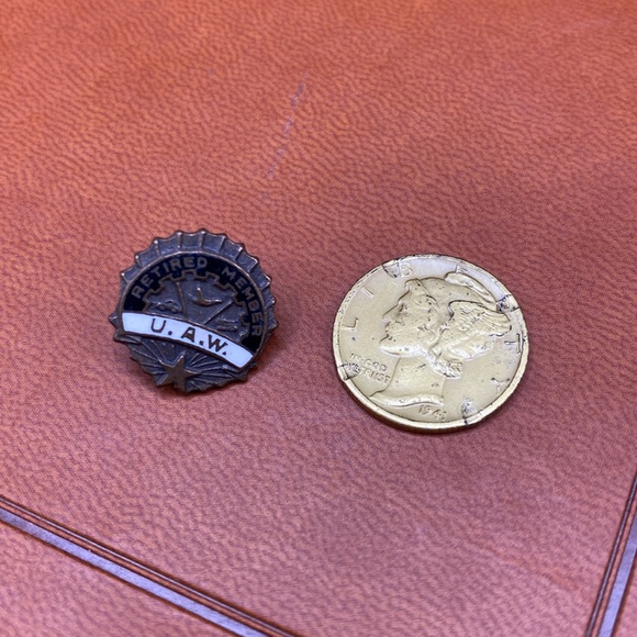 U.A.W. Retired Member United Auto Workers Union Rare Lapel Pin - Picture 5 of 5